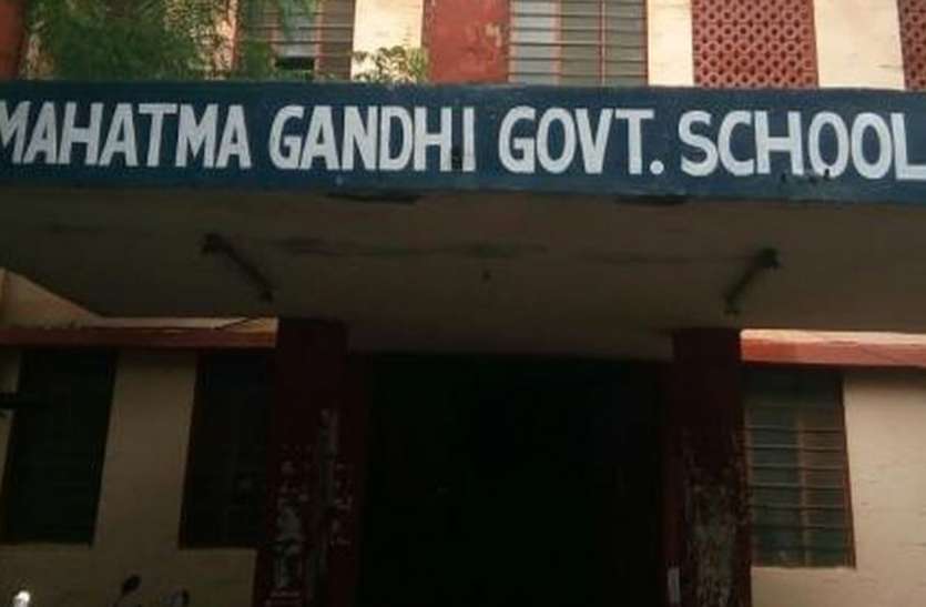 शहर में बंट रहे जमकर फॉर्म, गांवों को रास नहीं आ रही इंग्लिश मीडियम स्कूल शहर में बंट रहे जमकर फॉर्म, गांवों को रास नहीं आ रही इंग्लिश मीडियम स्कूल