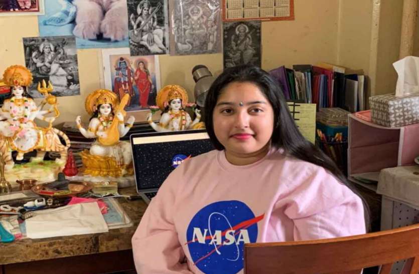 pratime-roy NASA ने शेयर की हिंदू देवी-देवताओं संग बैठी भारतीय इंटर्न की तस्वीर, मच गया हंगामा, लोगों ने कहा- साइंस का नाश