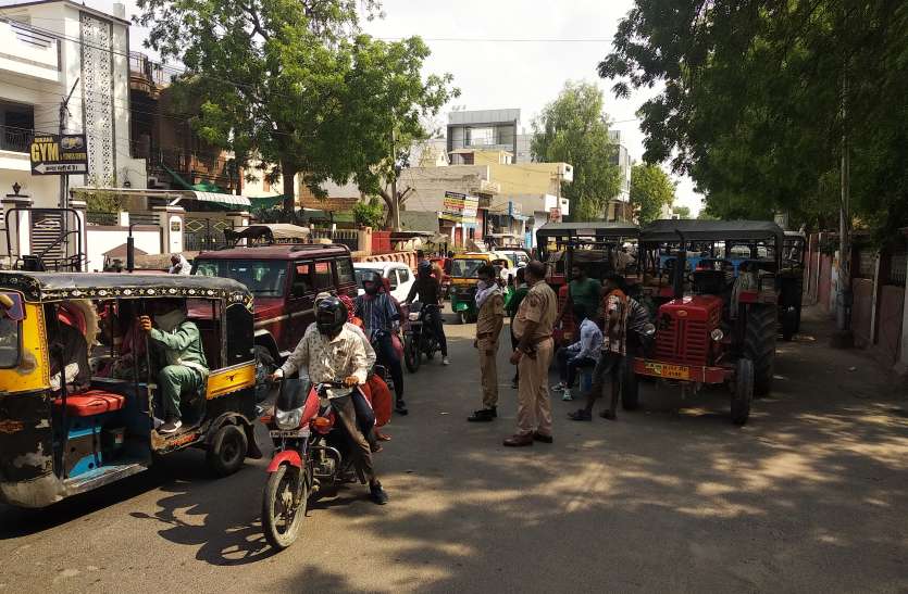 ट्रैक्टर-ट्रॉलियों के साथ प्रदर्शन ट्रैक्टर-ट्रॉलियों के साथ प्रदर्शन