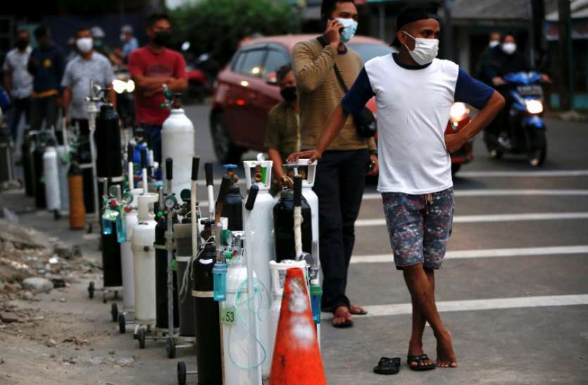 oxygen shortage in Indonesia इंडोनेशिया में कोरोना के डेल्टा वेरिएंट ने मचाया कहर, ऑक्सीजन की किल्लत से जूझ रहा पूरा देश