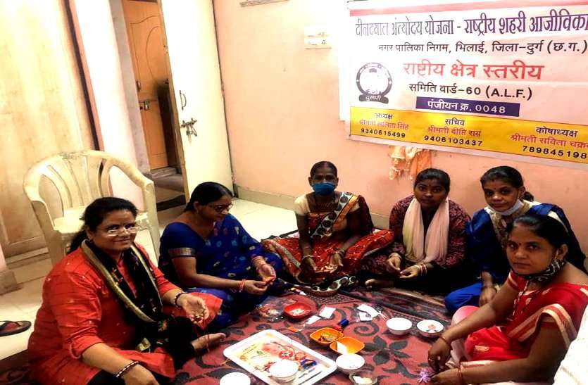 पहली बार फल और सब्जियों के बीज से महिलाओं ने तैयार किया स्पेशल राखी, कलाई से गिरी तो जमीन में उगेंगे पौधे पहली बार फल और सब्जियों के बीज से महिलाओं ने तैयार किया स्पेशल राखी, कलाई से गिरी तो जमीन में उगेंगे पौधे