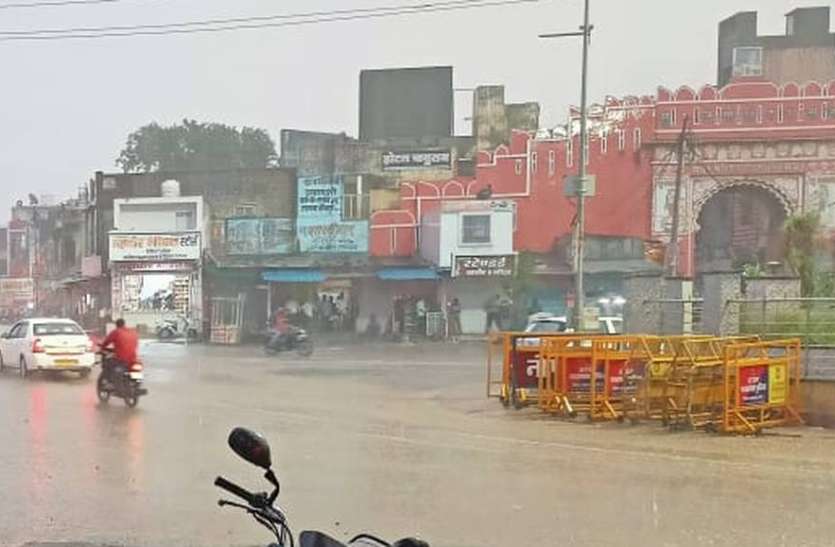 शहर में हुई झमाझम बारिश, गांवों में रिमझिम शहर में हुई झमाझम बारिश, गांवों में रिमझिम