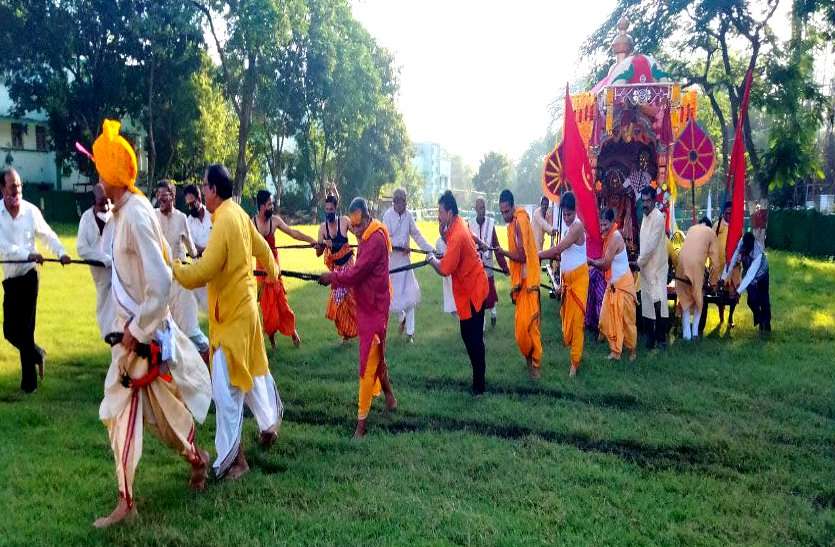 Video: रथ में सवार होकर मौसी के घर घूमने निकले महाप्रभु, कोरोना नियमों के कारण आम लोगों को नहीं मिला मंदिर में प्रवेश रथ में सवार होकर मौसी के घर घूमने निकले महाप्रभु, कोरोना नियमों के कारण आम लोगों को नहीं मिला मंदिर में प्रवेश