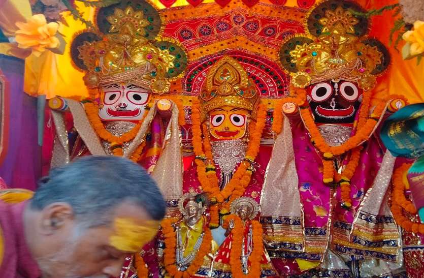 Video: रथ में सवार होकर मौसी के घर घूमने निकले महाप्रभु, कोरोना नियमों के कारण आम लोगों को नहीं मिला मंदिर में प्रवेश