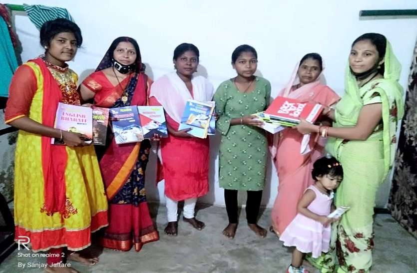 दरियादिली: कोरोना ने बिगाड़ी पिता की माली हालत तो समाज की महिलाओं ने उठा लिया गरीब बेटी की पढ़ाई का जिम्मा दरियादिली: कोरोना ने बिगाड़ी पिता की माली हालत तो समाज की महिलाओं ने उठा लिया गरीब बेटी की पढ़ाई का जिम्मा