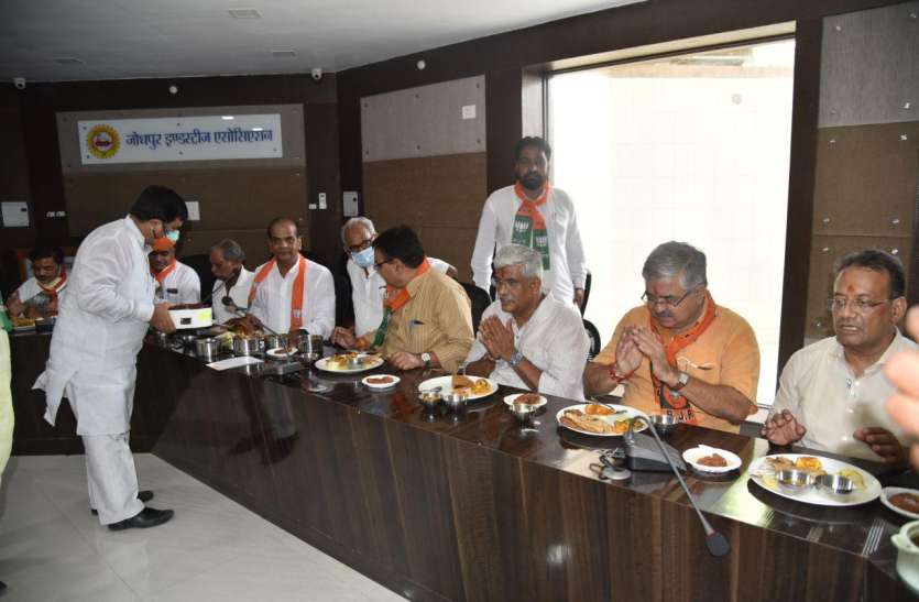 राजनीतिक सीख के बीच सौहार्द का भोज, कार्यसमिति की सेमीवर्चुअल बैठक राजनीतिक सीख के बीच सौहार्द का भोज, कार्यसमिति की सेमीवर्चुअल बैठक