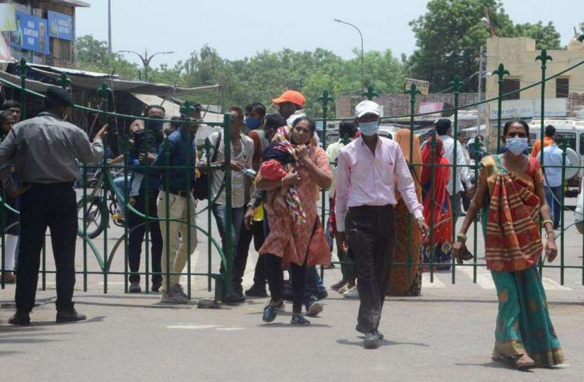 छूट का दायरा बढ़ने के साथ ही सामने आने लगी लापरवाही की तस्वीर छूट का दायरा बढ़ने के साथ ही सामने आने लगी लापरवाही की तस्वीर