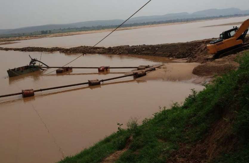 Sand mine running in Thatra even after having Son Gharial Sanctuary सोन नदी से रेत निकासी प्रतिबंधित, सांठ-गांठ से ठेकेदार ने लगा दी पनडुब्बी व हैवी मशीन