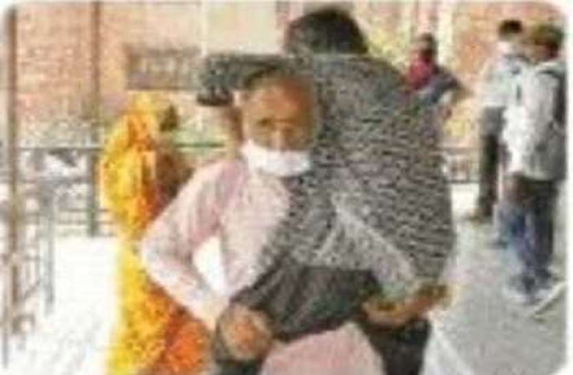 मंत्री बखान करने में रहे मशगूल, वृद्ध पिता बेटी को कंधे पर लादकर घूमता रहा मंत्री बखान करने में रहे मशगूल, वृद्ध पिता बेटी को कंधे पर लादकर घूमता रहा