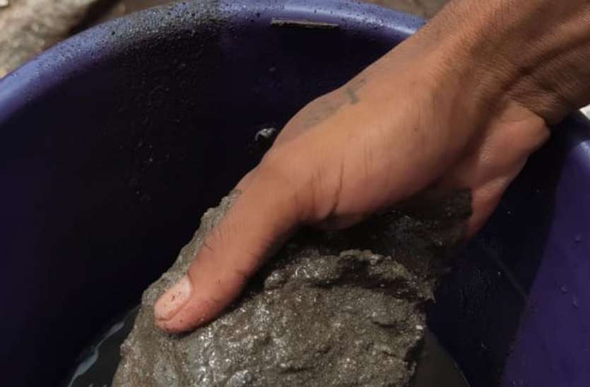 गंदे व बदबूदार पानी की आपूर्ति से आमजन परेशान गंदे व बदबूदार पानी की आपूर्ति से आमजन परेशान