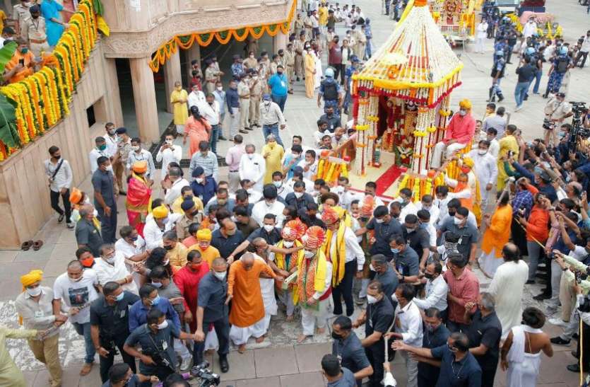 घरों के पास से निकले भगवान फिर भी रथों के पास नहीं जा सके घरों के पास से निकले भगवान फिर भी रथों के पास नहीं जा सके