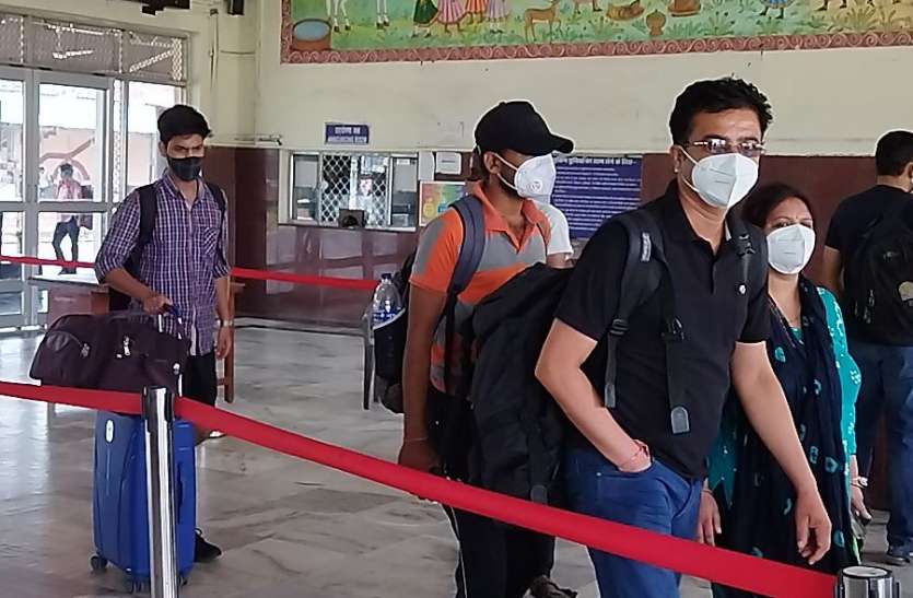 नियमों की अनदेखी : कोटा रेलवे स्टेशन पर बिना स्क्रीनिंग प्रवेश नियमों की अनदेखी : कोटा रेलवे स्टेशन पर बिना स्क्रीनिंग प्रवेश