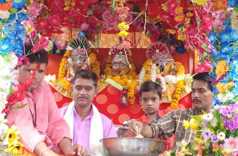 रथ में बैठे भगवान, निकाली सांकेतिक यात्रा रथ में बैठे भगवान, निकाली सांकेतिक यात्रा