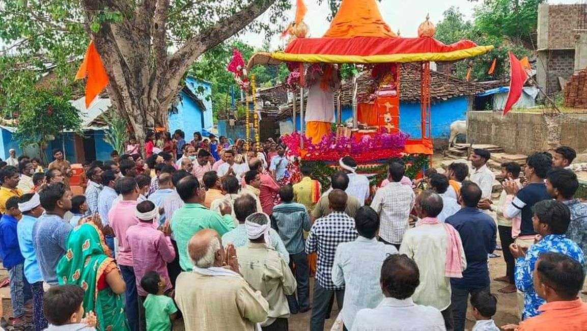 रथ में बैठे भगवान, निकाली सांकेतिक यात्रा