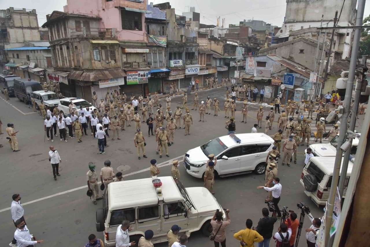 अहमदाबाद शहर के ८ थाना क्षेत्रों में लगा कफ्र्यू सुबह ११.३० बजे ही हटाया