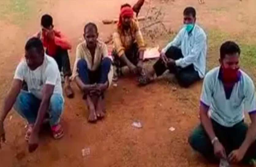 मुर्गा लड़ाई में दांव लगा रहे थे पुलिस की छापेमार कार्रवाई से मचा हड़कंप, जुआरियों के साथ मुर्गे भी पहुंच गए जेल मुर्गा लड़ाई में दांव लगा रहे थे पुलिस की छापेमार कार्रवाई से मचा हड़कंप, जुआरियों के साथ मुर्गे भी पहुंच गए जेल