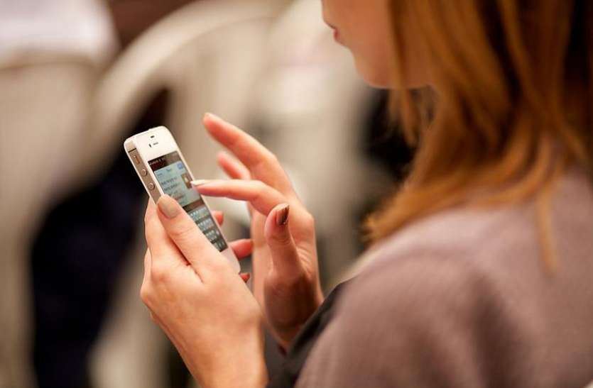 smratphone.jpg स्मार्टफोन का इस्तेमाल करते वक्त इन 4 बातों का रखें ध्यान, नहीं हो सकता है नुकसान