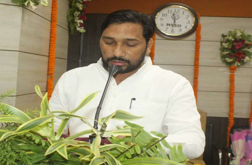शपथ ग्रहण करते विजय यादव विजय यादव बने जिले के सातवें जिला पंचातय अध्यक्ष, डीएम ने दिलाई शपथ