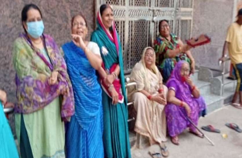 यहां रेडिएशन के खतरे के बीच दिन गुजारना मजबूरी यहां रेडिएशन के खतरे के बीच दिन गुजारना मजबूरी