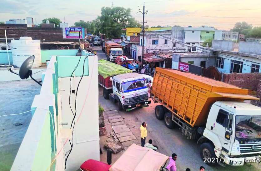 स्टेट हाइवे पर फंसा रेत से भरा ट्रक, एक किमी तक लगी वाहनों की कतार स्टेट हाइवे पर फंसा रेत से भरा ट्रक, एक किमी तक लगी वाहनों की कतार