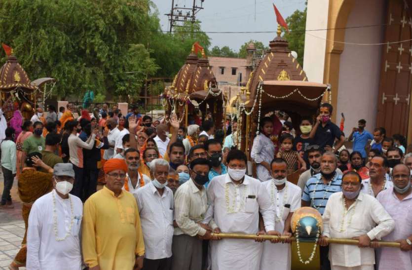 मंदिर से बाहर आए ठाकुरजी, भक्तों को दिए दर्शन मंदिर से बाहर आए ठाकुरजी, भक्तों को दिए दर्शन