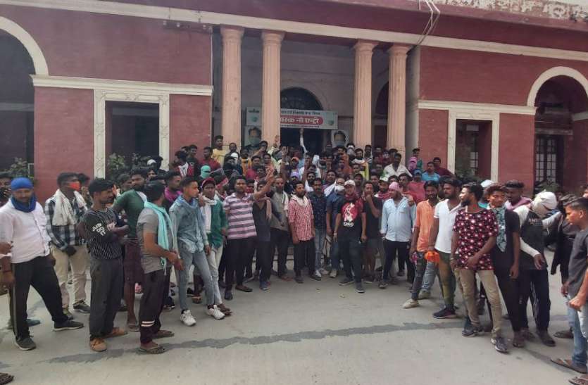 निगम में ट्रैक्टर-ट्रॉलियों के साथ प्रदर्शन निगम में ट्रैक्टर-ट्रॉलियों के साथ प्रदर्शन