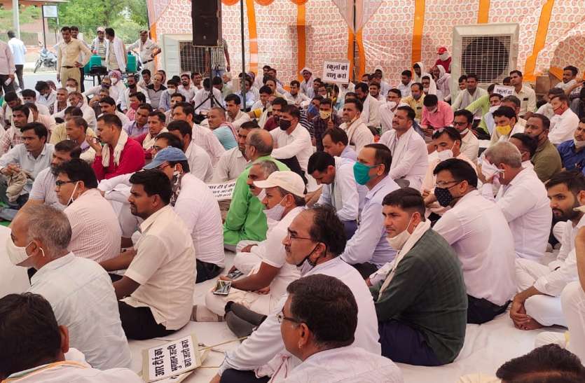 निजी विद्यालय संचालकों ने निदेशालय के आगे दिया धरना निजी विद्यालय संचालकों ने निदेशालय के आगे दिया धरना