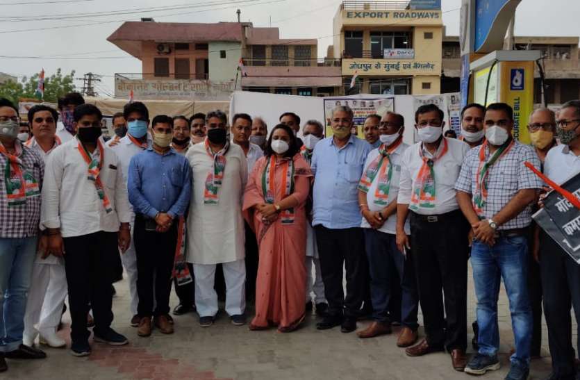 पेट्रोल-डीजल व रसोई गैस की बढती कीमतों के विरोध में उद्यमियों ने किया प्रदर्शन पेट्रोल-डीजल व रसोई गैस की बढती कीमतों के विरोध में उद्यमियों ने किया प्रदर्शन