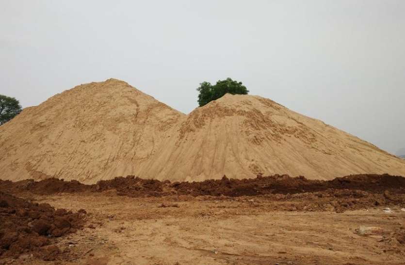 Despite ban in Singrauli, he raised a pile of sand मुफ्त में रेत मिलने की आस में रोका आवास का निर्माण