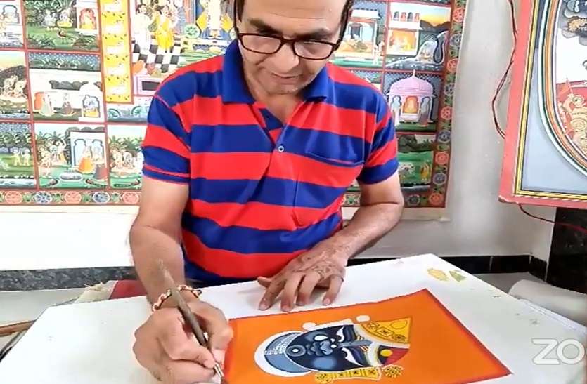 दर्शकों ने पिछवाई पेंटिंग की शेडिंग तकनीक और बारीकी समझी दर्शकों ने पिछवाई पेंटिंग की शेडिंग तकनीक और बारीकी समझी