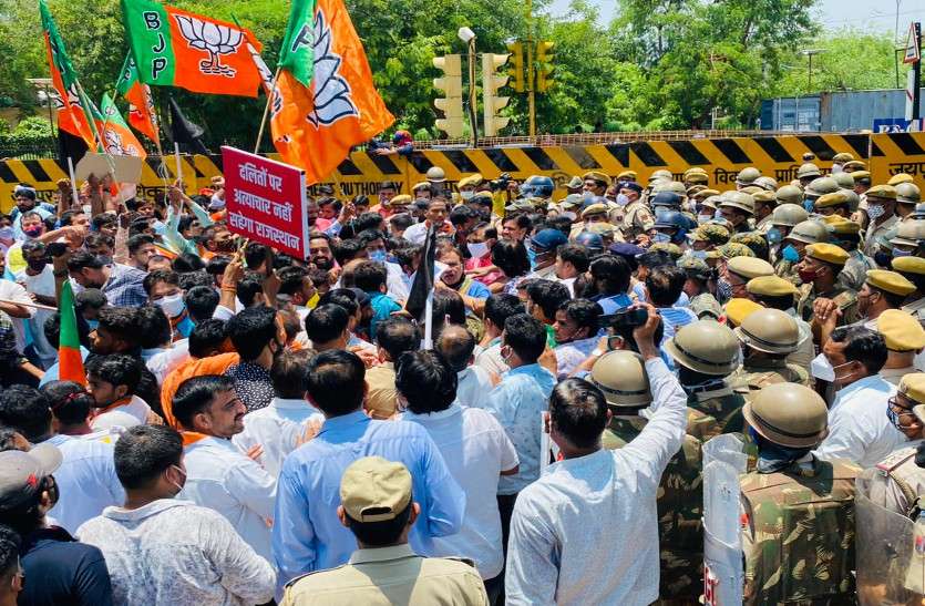 Rajasthan BJP protest against gehlot government over law and order Gehlot सरकार के खिलाफ 'हल्ला-बोल', Raje-Poonia खेमों ने मिलकर दिखाई ताकत, Corona गाइडलाइंस की उड़ी धज्जियां