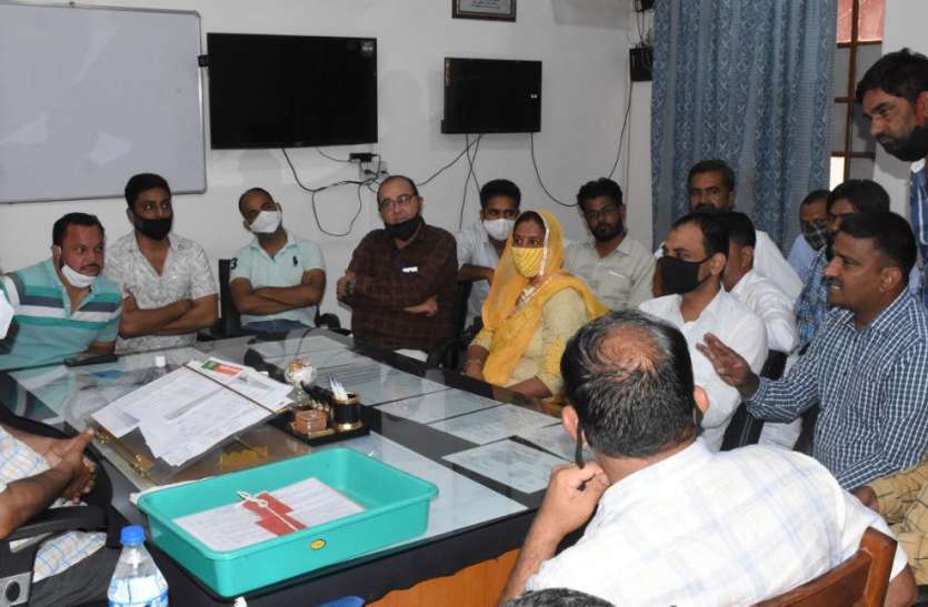 सीवर लाइन समस्या पर कांग्रेस पार्षदों का धरना-प्रदर्शन सीवर लाइन समस्या पर कांग्रेस पार्षदों का धरना-प्रदर्शन