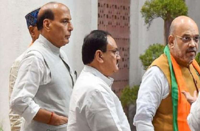 BJP Senior leader Met at Rajnath Singh house know all about the meeting रक्षा मंत्री राजनाथ सिंह के घर हुई BJP के दिग्गजों की मीटिंग, जानिए क्यों साथ आए इतने नेता