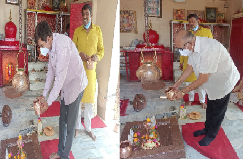 हे भोलेनाथ हमें अब तेरा ही आसरा, लगा दे नैय्या पार... हे भोलेनाथ हमें अब तेरा ही आसरा, लगा दे नैय्या पार...
