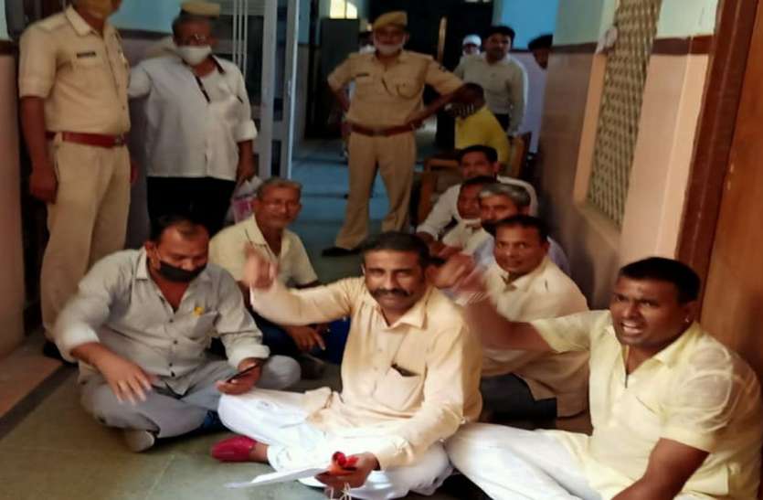 भाजपा पार्षदों का न्यास परिसर में प्रदर्शन भाजपा पार्षदों का न्यास परिसर में प्रदर्शन