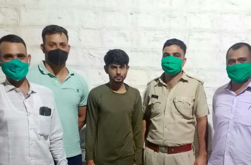 फर्जी आइडी बनाकर अश्लील फोटो अपलोड करने का आरोपी गिरफ्तार फर्जी आइडी बनाकर अश्लील फोटो अपलोड करने का आरोपी गिरफ्तार