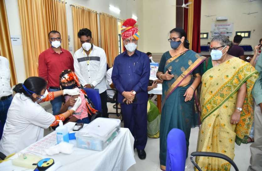 JNVU के स्थापना दिवस पर टीकाकरण व रक्तदान शिविर JNVU के स्थापना दिवस पर टीकाकरण व रक्तदान शिविर