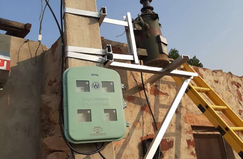 Caught stealing electricity by installing illegal transformer अवैध ट्रांसफार्मर लगाकर बिजली चोरी करते पकड़ा