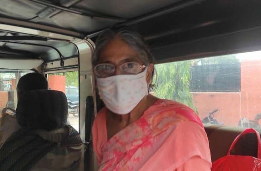'दादी-दादी बोल रहे थे, पता ही नहीं चला कब जेवर ले गए' 'दादी-दादी बोल रहे थे, पता ही नहीं चला कब जेवर ले गए'