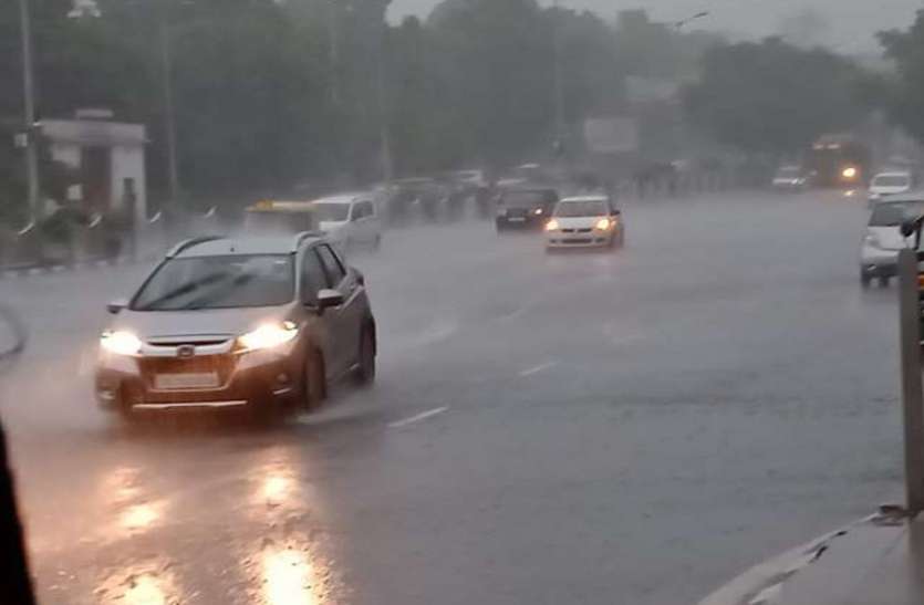 Delhi-NCR दिल्ली-एनसीआर में तेज हवा के साथ झमाझम बारिश, घने बादलों से दिन में छा गया अंधेरा