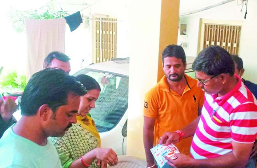 adulterated milk complaint मिलावटी दूध की शिकायत, डेयरी प्रशासन पहुंचा मौके पर
