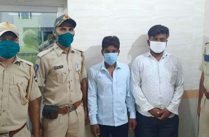 कैमरों में छेड़छाड़ करते दिखे तो पुलिस ने दो को पकड़ा कैमरों में छेड़छाड़ करते दिखे तो पुलिस ने दो को पकड़ा