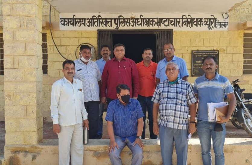 20 हजार की रिश्वत लेते आबकारी निरीक्षक गिरफ्तार 20 हजार की रिश्वत लेते आबकारी निरीक्षक गिरफ्तार