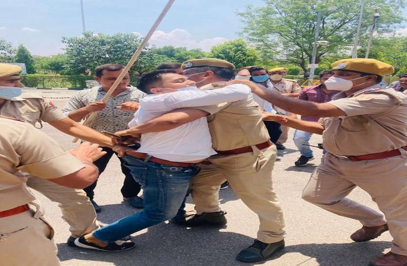 राजस्थान विवि: एबीवीपी कार्यकर्ताओं और पुलिस में झड़प राजस्थान विवि: एबीवीपी कार्यकर्ताओं और पुलिस में झड़प