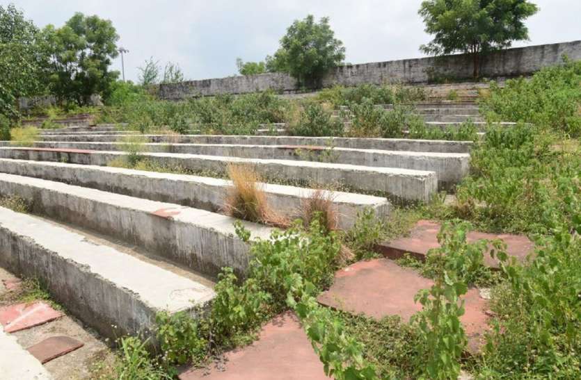 ढ़ाई सौ बीघा में 30 करोड़ रुपए खर्च कर बसाया खेल गांव ठेके के प्रशिक्षकों के भरोसे, फांकने लगा धूल ढ़ाई सौ बीघा में 30 करोड़ रुपए खर्च कर बसाया खेल गांव ठेके के प्रशिक्षकों के भरोसे, फांकने लगा धूल