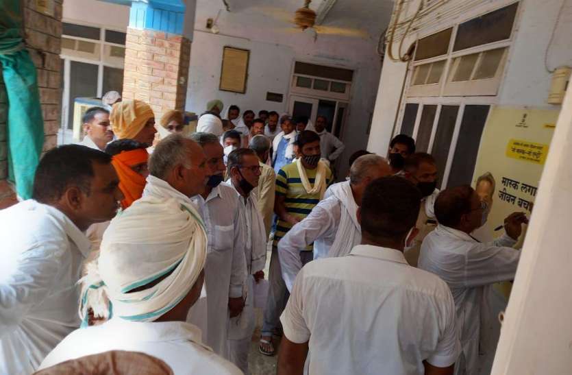 अफसरों ने समय से पहले बंद कर दी नहर, किसानों ने जवाब मांगा तो करते रहे टालमटोल अफसरों ने समय से पहले बंद कर दी नहर, किसानों ने जवाब मांगा तो करते रहे टालमटोल