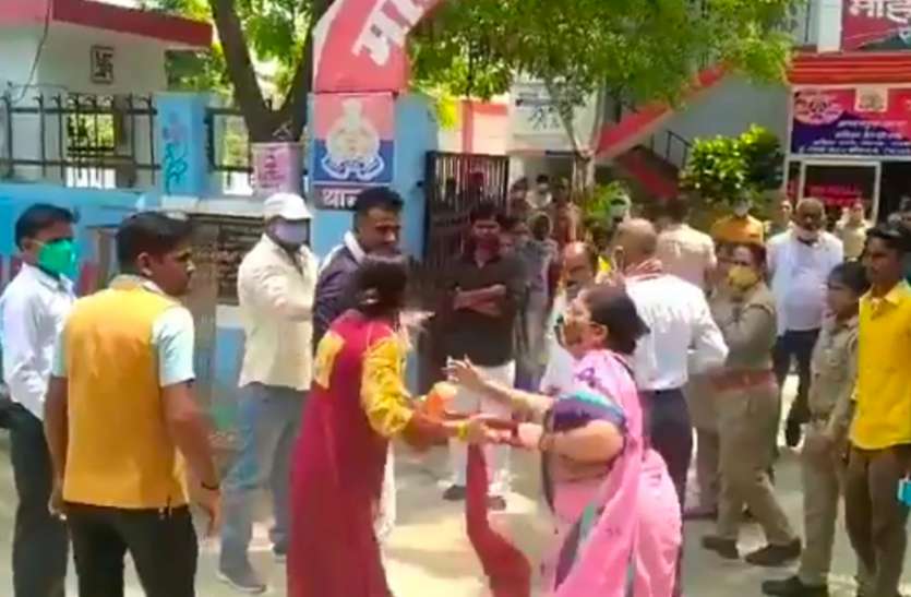 महिला थाने में न्याय की गुहार लगाने आई महिला के बच्चे को थाने के गेट पर छीनने की गई कोशिश और महिला से की गई मारपीट महिला थाने में न्याय की गुहार लगाने आई महिला के बच्चे को थाने के गेट पर छीनने की गई कोशिश और महिला से की गई मारपीट