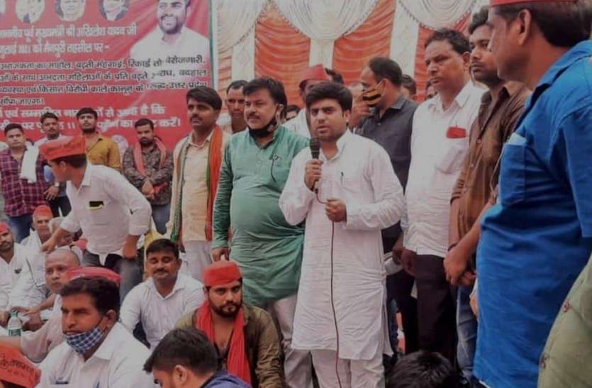sp_leader.jpg मुलायम के पोते का बयान हमारी सरकार आई तो बीजेपी वाले नामांकन भी नहीं कर पाएंगे