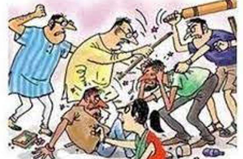 Beaten in Ambikapur city आधी रात 17 बदमाशों ने शहर के कई घरों में घुसकर महिला-पुरुषों को पीटा, एसपी बोले- हम सुपरमैन तो हैं नहीं