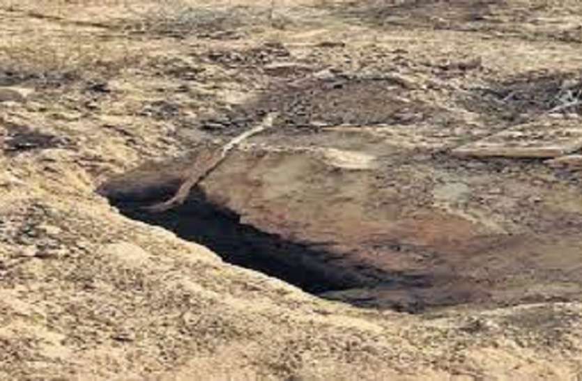 रहस य कब र स त न स र त म ग यब ह रह ल श स बह ख द म लत ह कब र Dead Bodies Disappearing From The Cemetery The Grave Was Found Carved